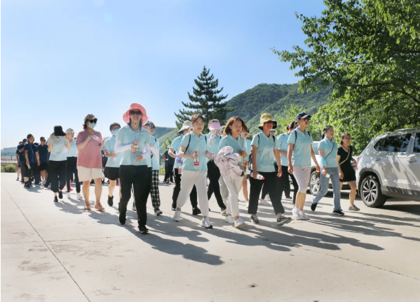 增强团队合力 展示泓源风采 ——泓源公司开展登山比赛活动(图2) 增强团队合力 展示泓源风采 ——泓源公司开展登山比赛活动(图2)